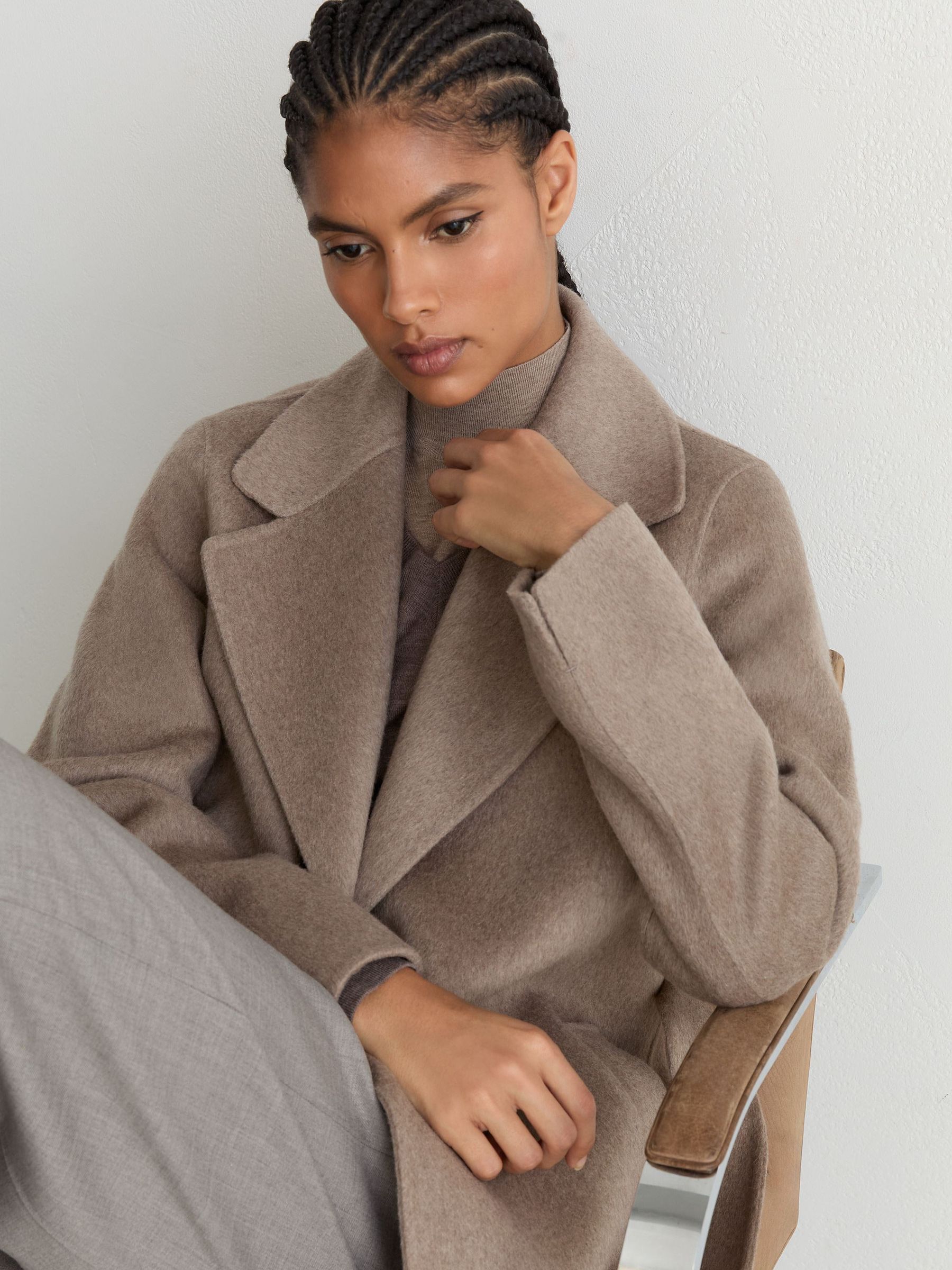 Reiss Thea Wool-Blend Double-Breasted Blind-Seam Coat with Cashmere - صورة 5 من 10