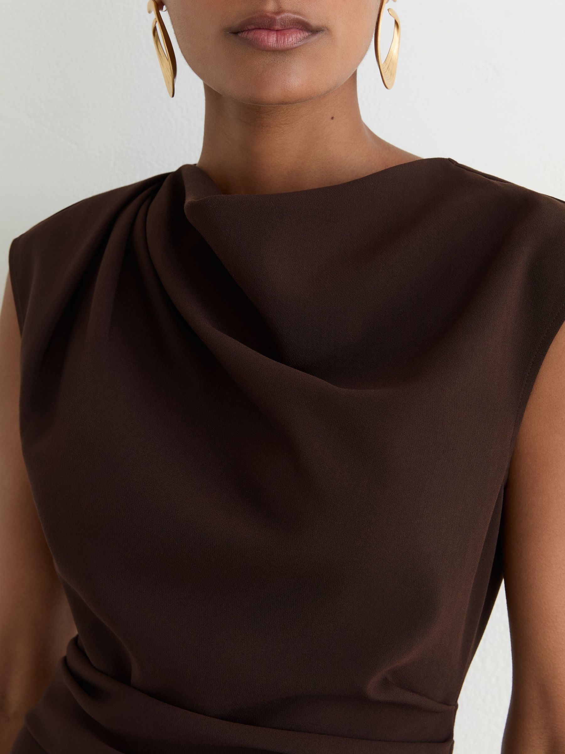 Petite Gathered-Detail Draped Midi Dress in Grape Burgundy - Obrázek 3 z 9