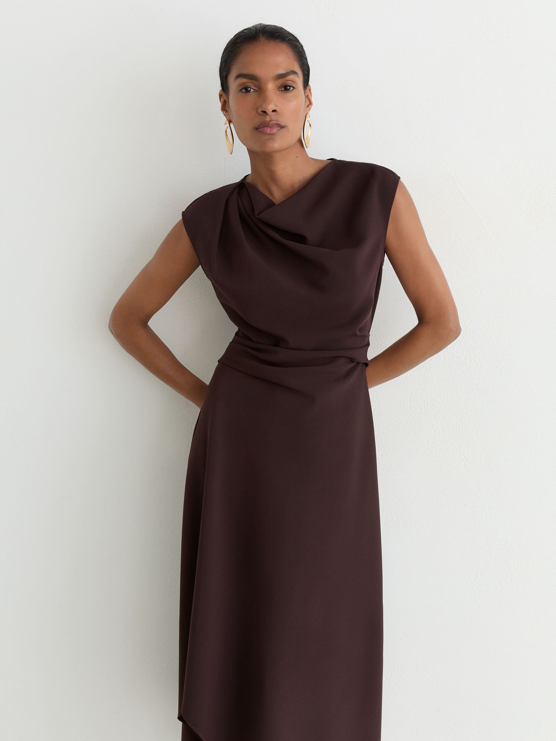 Petite Gathered-Detail Draped Midi Dress in Grape Burgundy - Obrázek 4 z 9