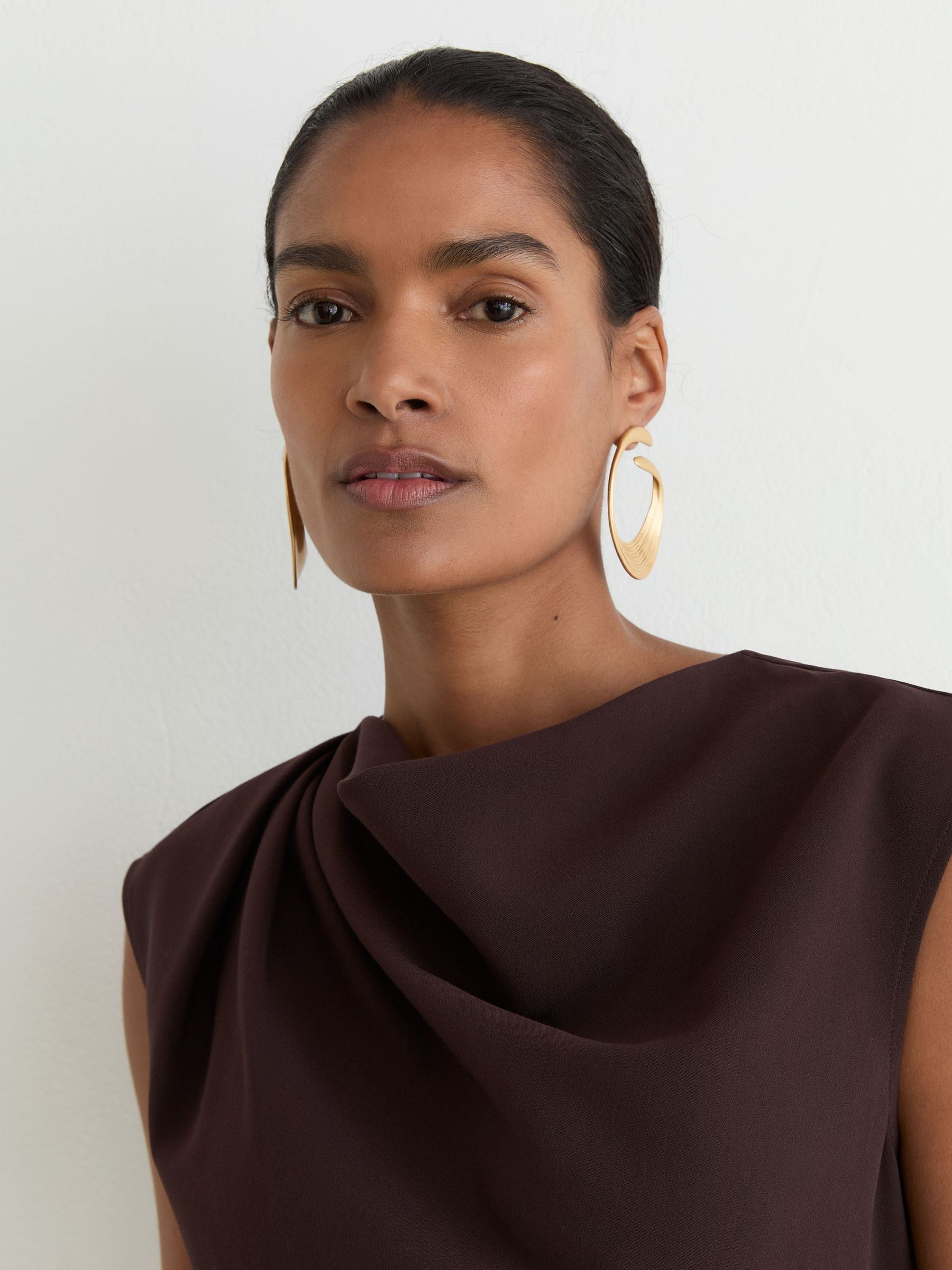 Petite Gathered-Detail Draped Midi Dress in Grape Burgundy - Obrázek 6 z 9