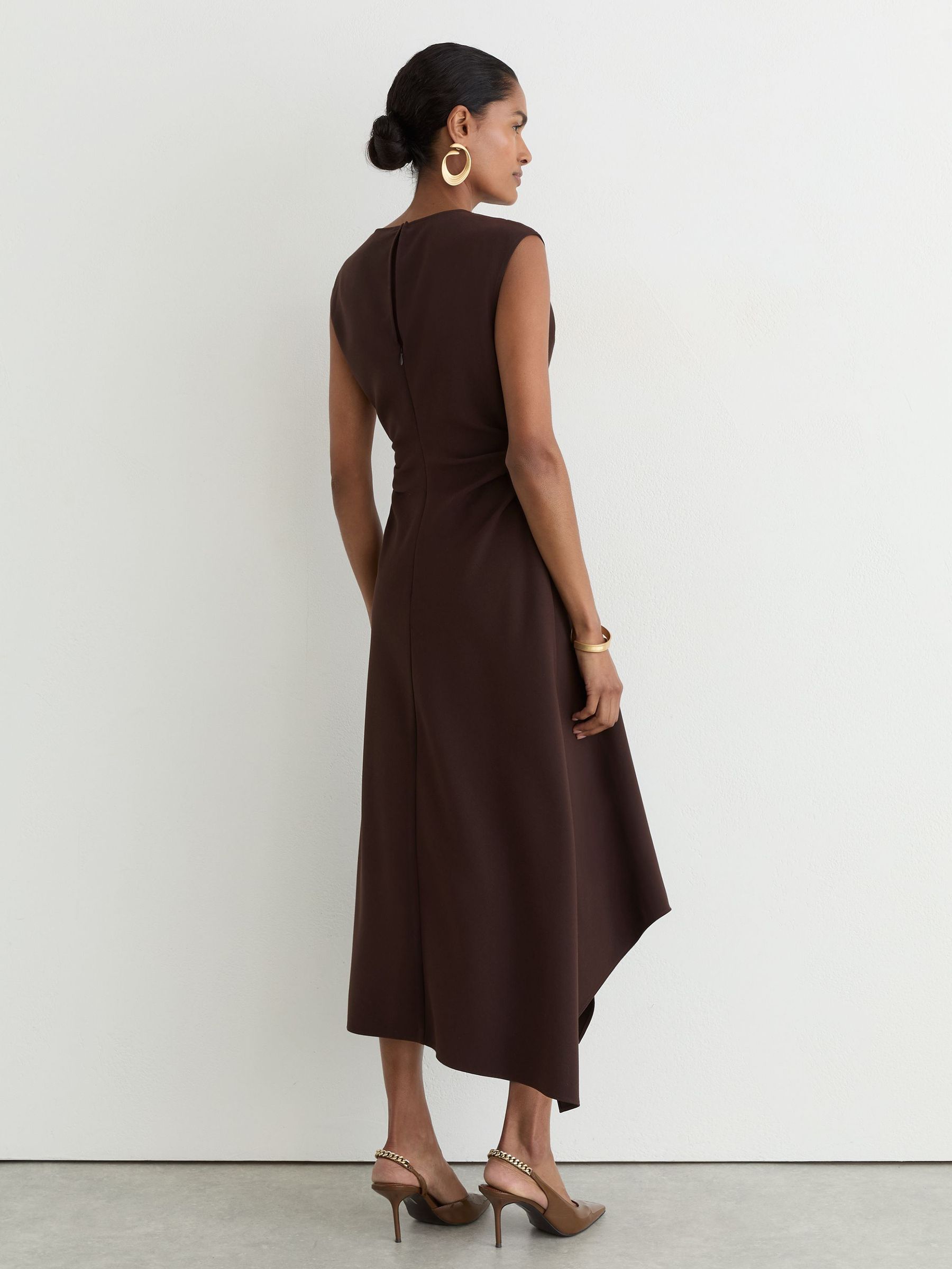 Petite Gathered-Detail Draped Midi Dress in Grape Burgundy - Obrázek 7 z 9