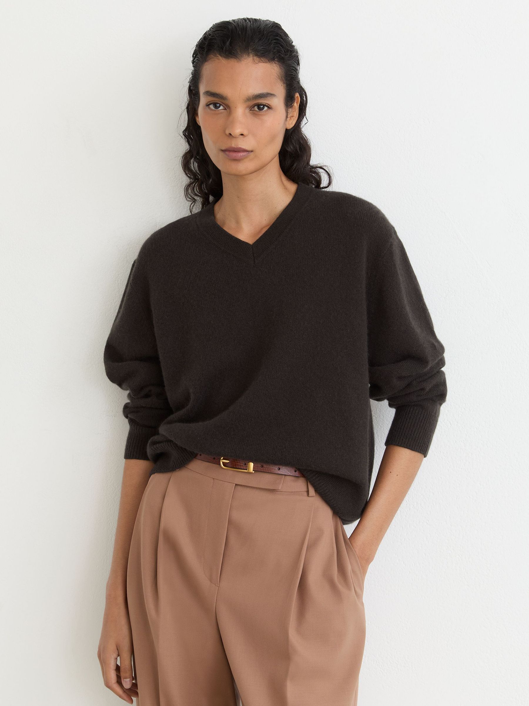 100% Cashmere V-Neck Jumper in Grape Burgundy - Image 4 of 6