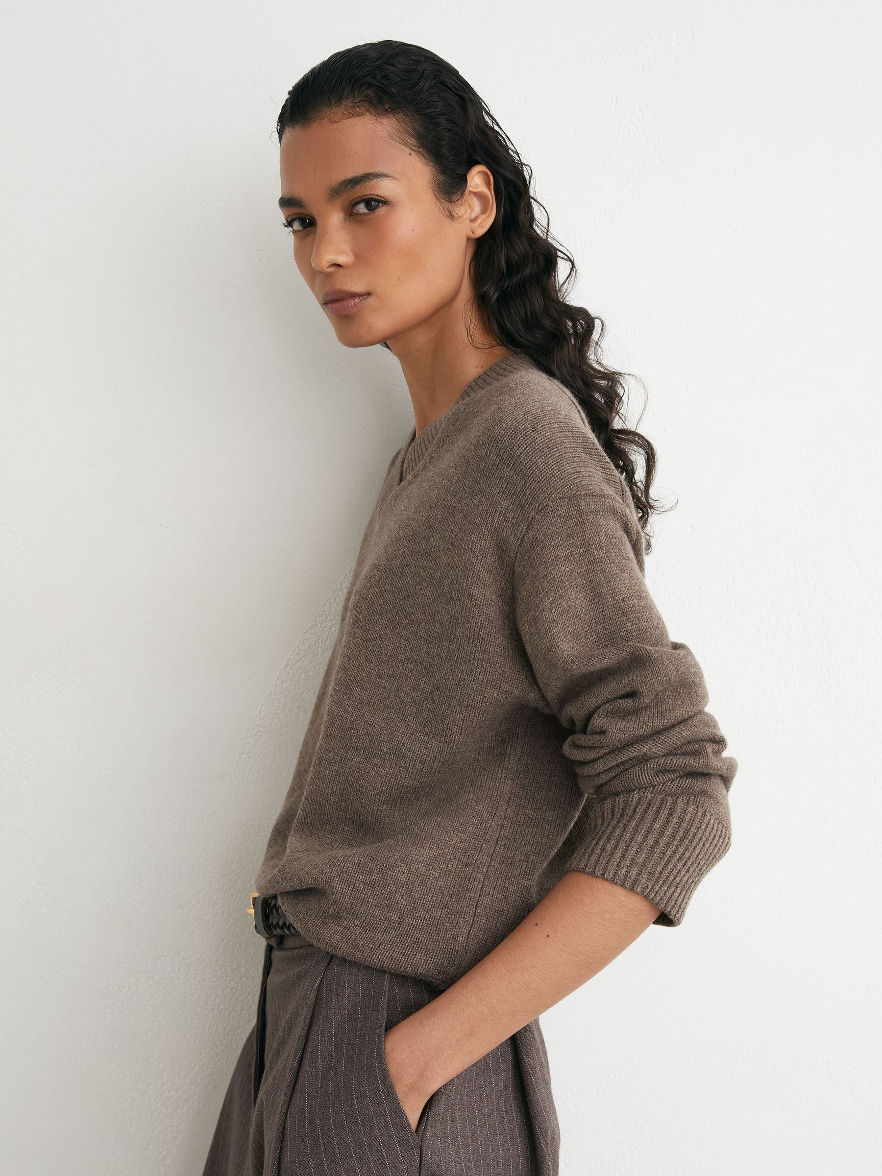 Woll-Kaschmir-Pullover mit V-Ausschnitt in dunklem Neutralton - Bild 4 von 7