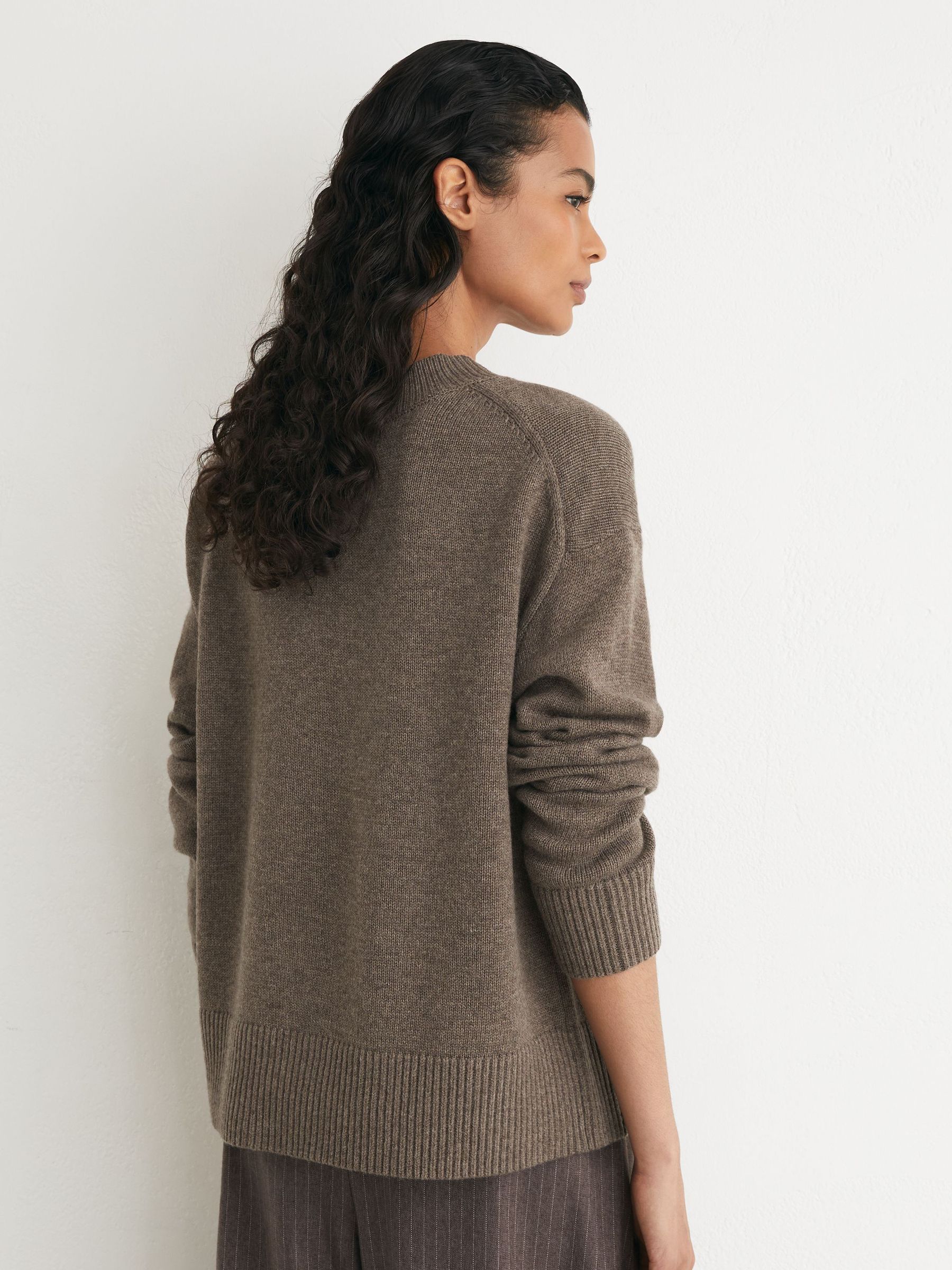 Woll-Kaschmir-Pullover mit V-Ausschnitt in dunklem Neutralton - Bild 5 von 7