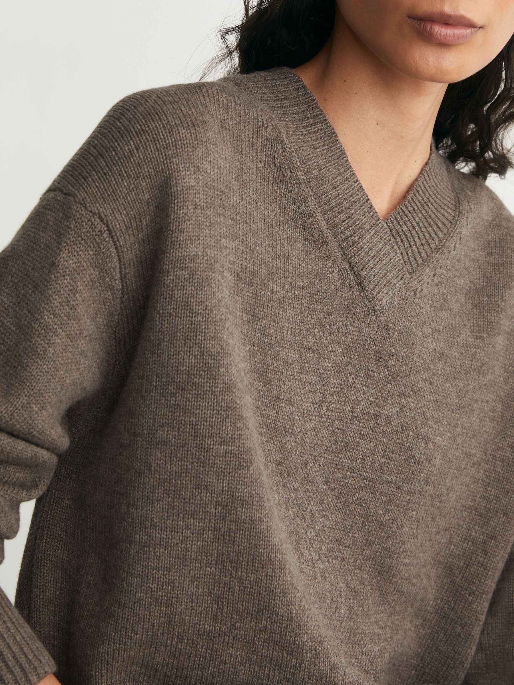 Woll-Kaschmir-Pullover mit V-Ausschnitt in dunklem Neutralton - Bild 6 von 7