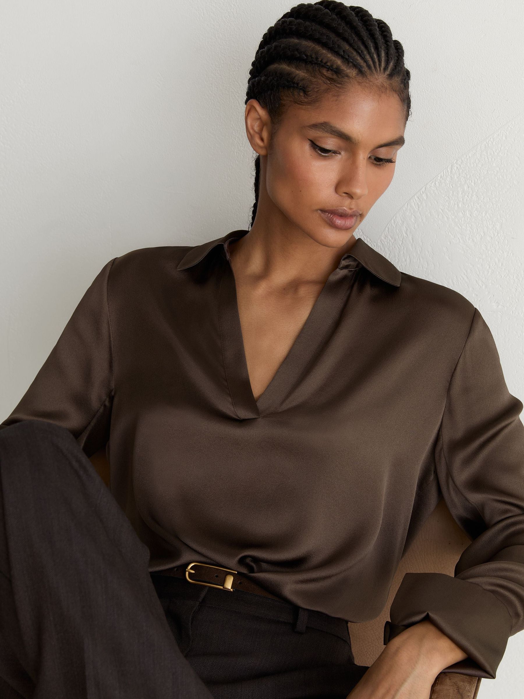 بلوزة حرير بياقة مفتوحة Marina من Reiss - صورة 1 من 7
