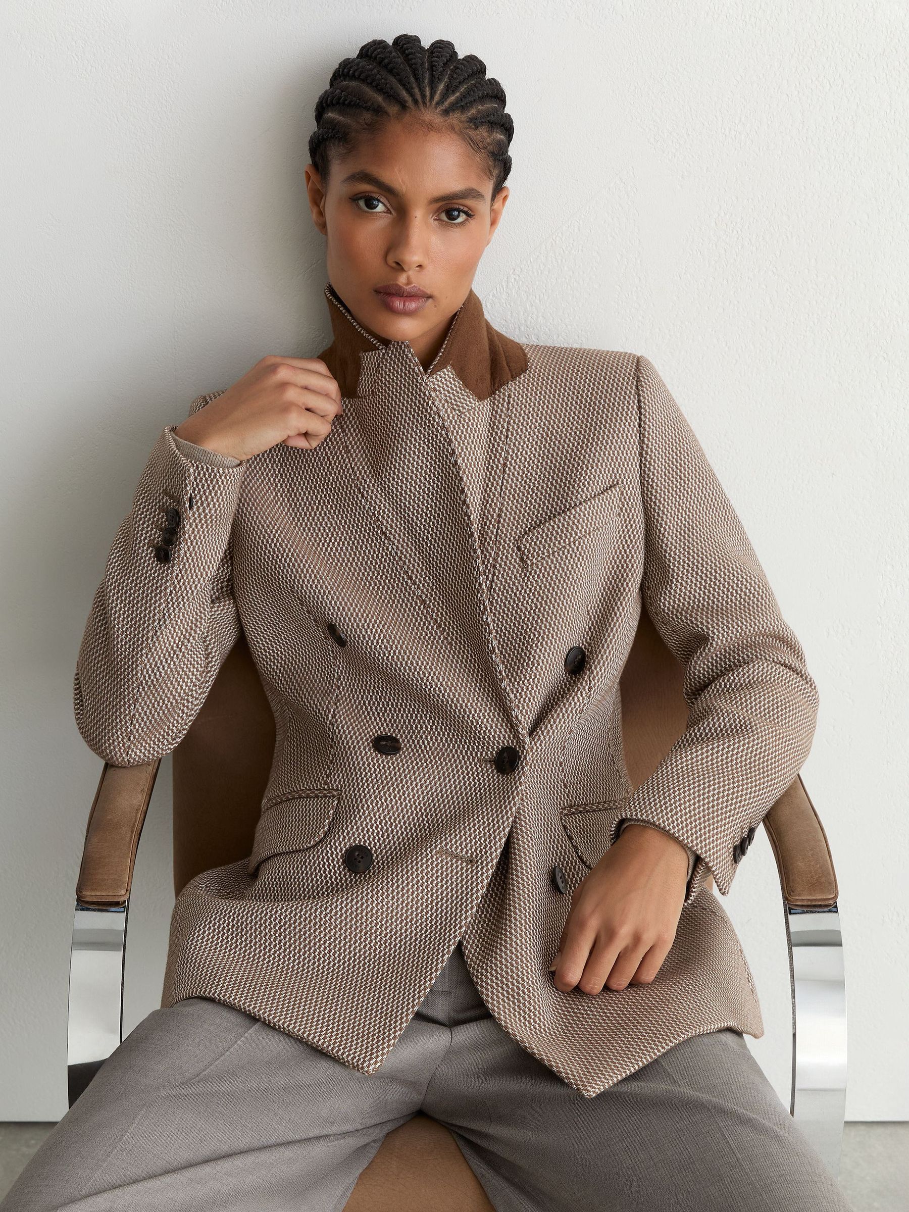Zweireihiger Blazer aus strukturiertem Wollmischgewebe in Taupe-Neutral - Bild 5 von 9