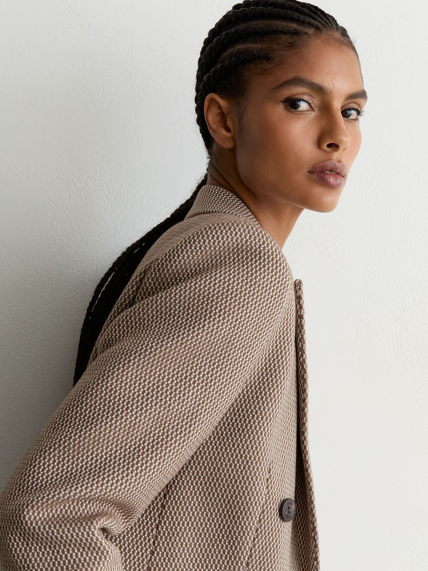 Zweireihiger Blazer aus strukturiertem Wollmischgewebe in Taupe-Neutral - Bild 6 von 9