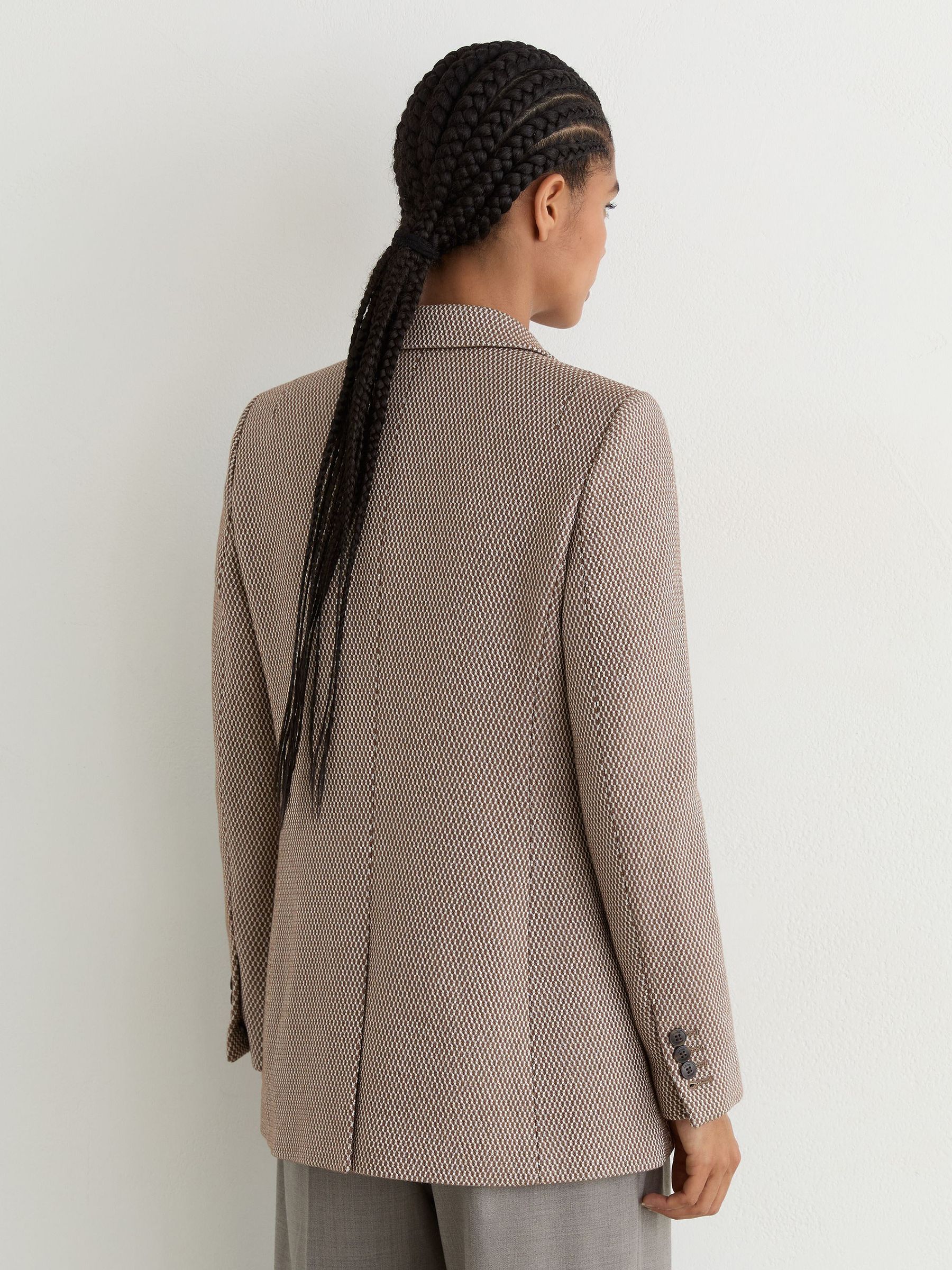 Zweireihiger Blazer aus strukturiertem Wollmischgewebe in Taupe-Neutral - Bild 7 von 9