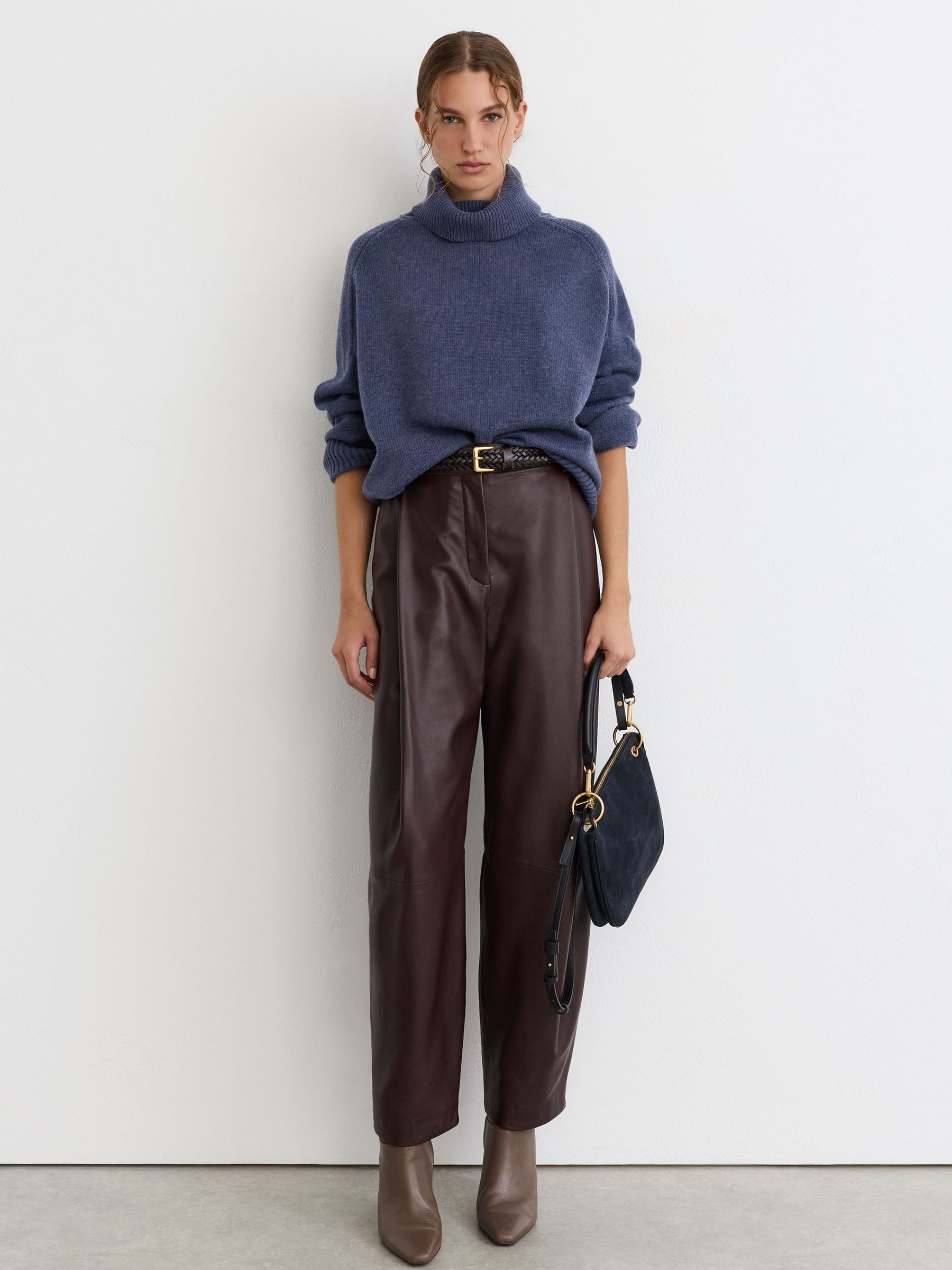 Wool-Cashmere Roll-Neck Jumper in Blue - Image 3 de 7