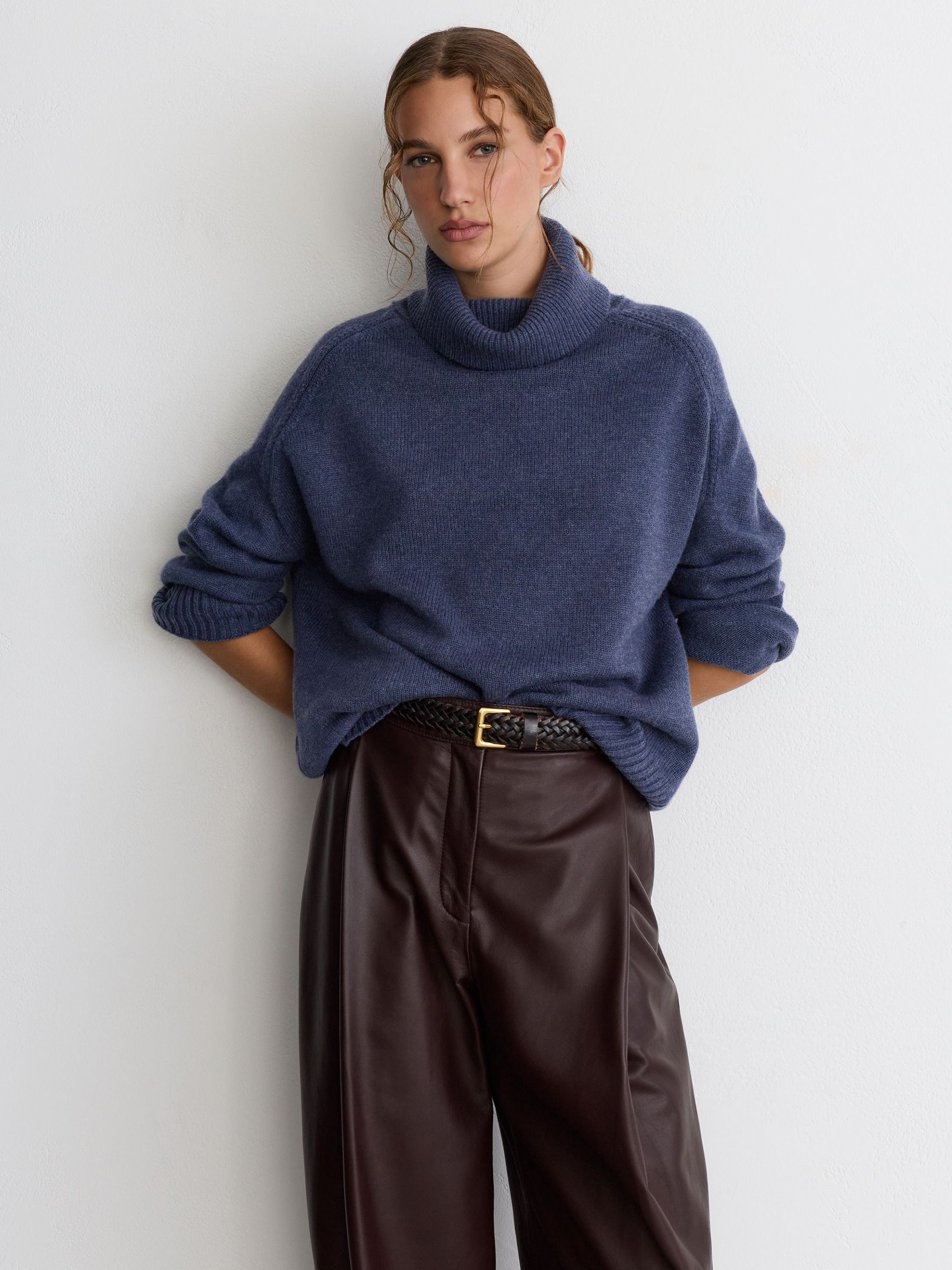 Wool-Cashmere Roll-Neck Jumper in Blue - Image 4 de 7