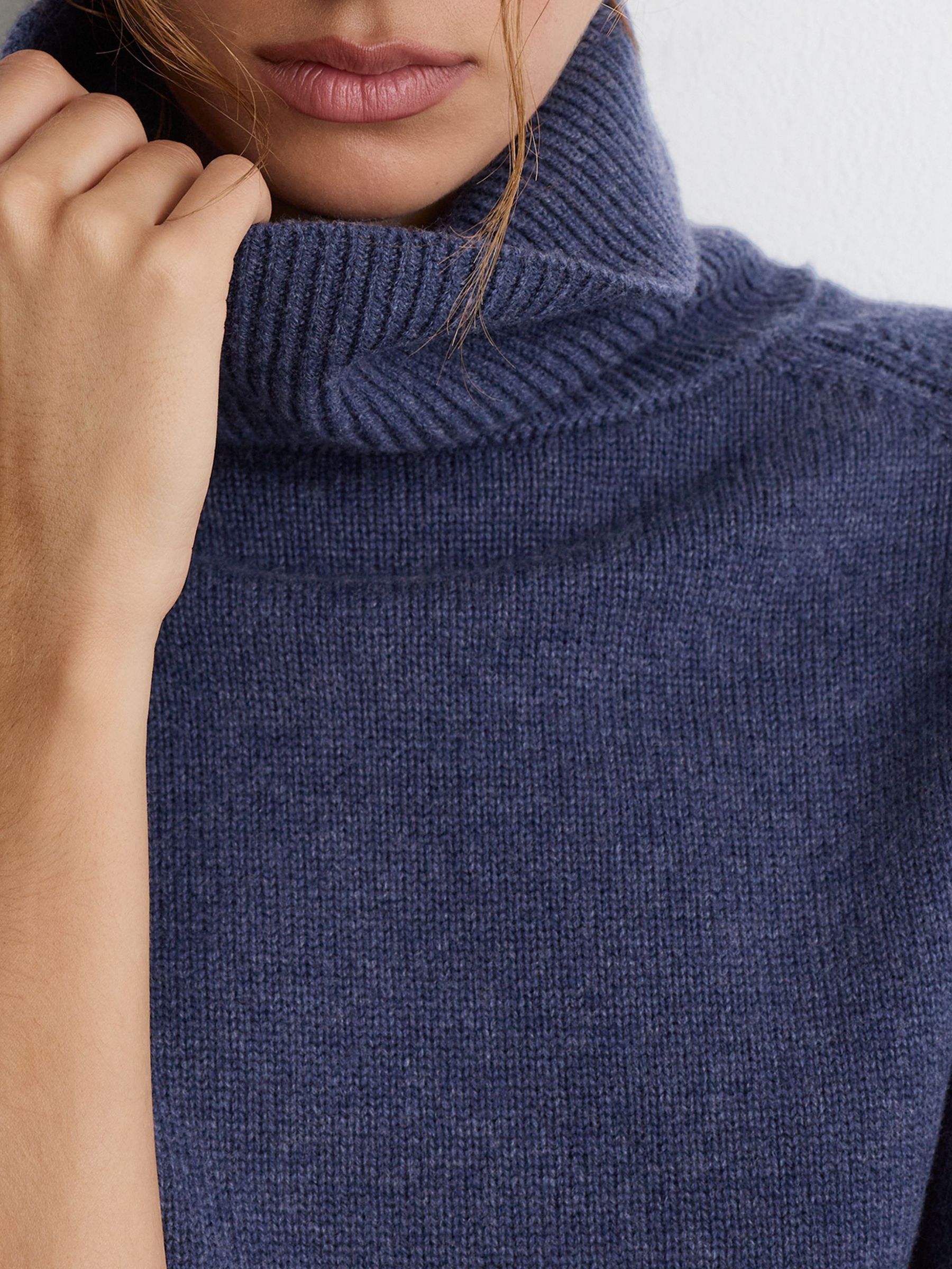 Wool-Cashmere Roll-Neck Jumper in Blue - Image 5 de 7