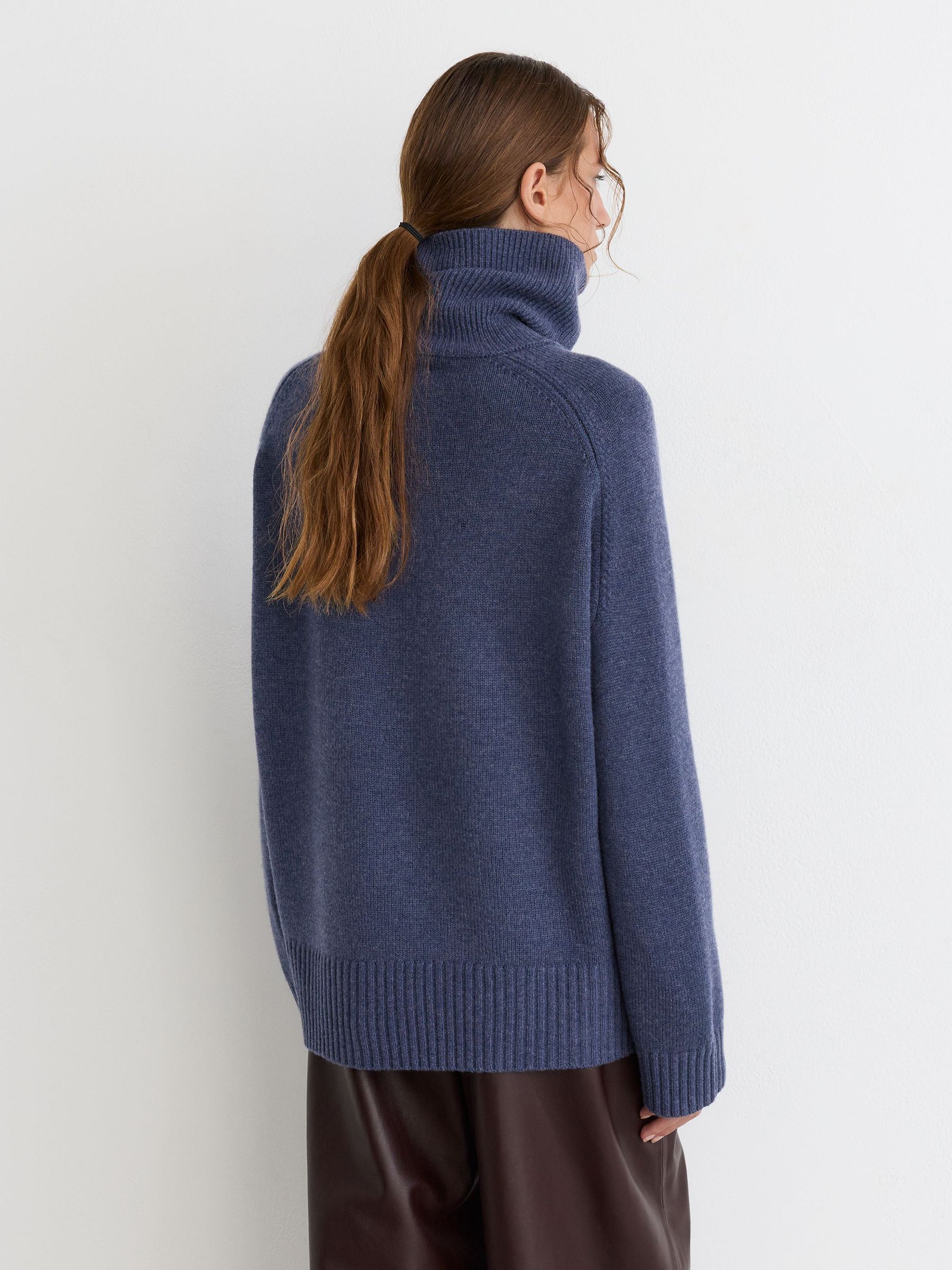Wool-Cashmere Roll-Neck Jumper in Blue - Image 6 de 7