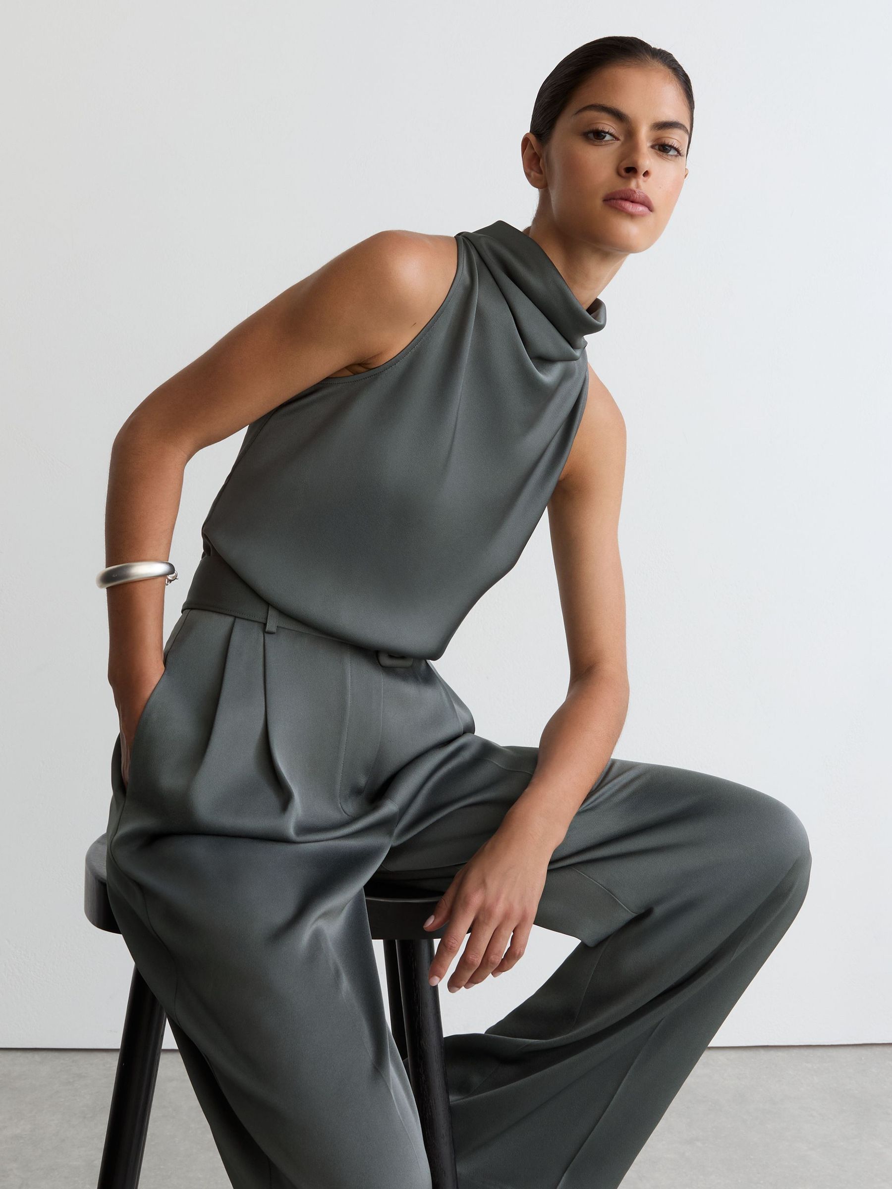 Dunkelgrauer Satin-Jumpsuit mit Wasserfallausschnitt und weitem Bein - Bild 1 von 6