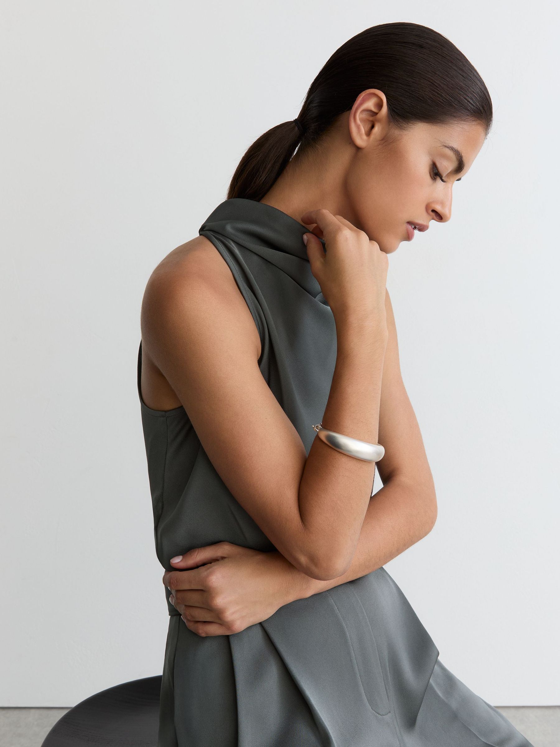Dunkelgrauer Satin-Jumpsuit mit Wasserfallausschnitt und weitem Bein - Bild 3 von 6