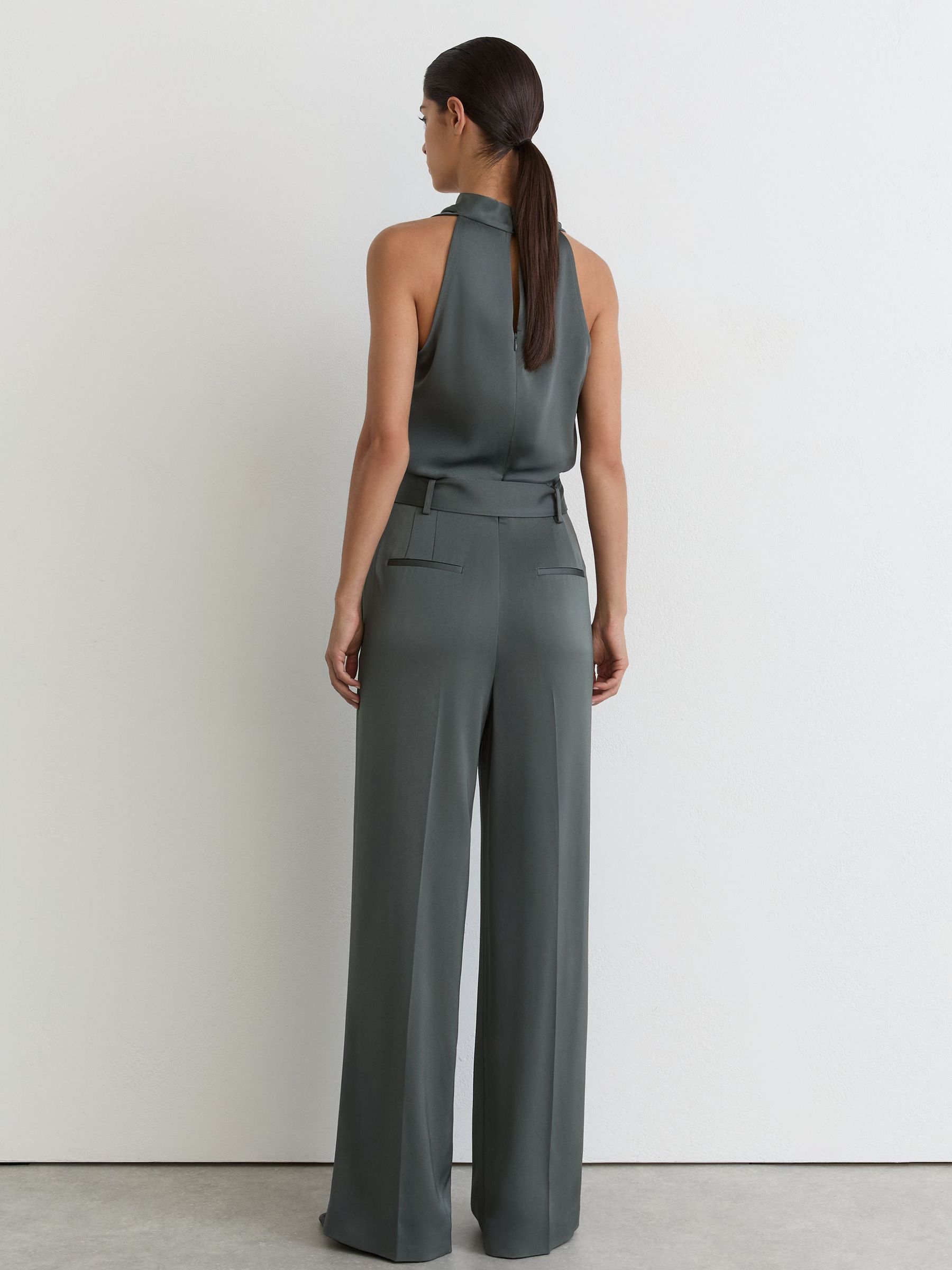 Dunkelgrauer Satin-Jumpsuit mit Wasserfallausschnitt und weitem Bein - Bild 4 von 6