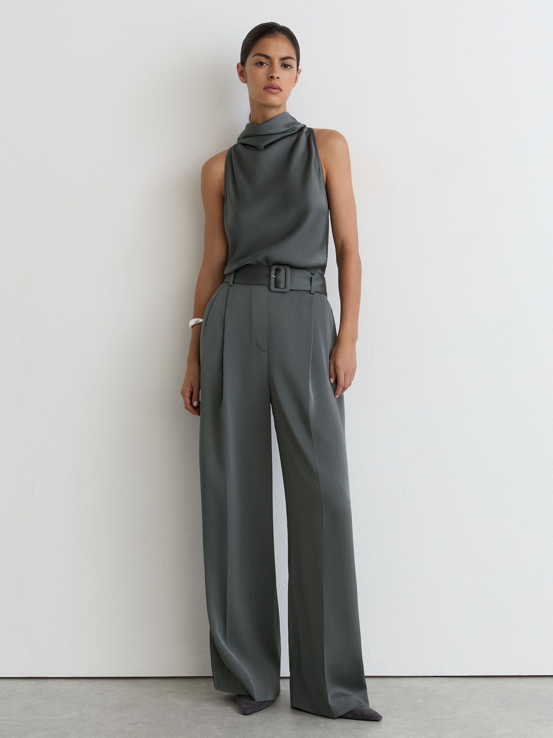 Dunkelgrauer Satin-Jumpsuit mit Wasserfallausschnitt und weitem Bein - Bild 5 von 6