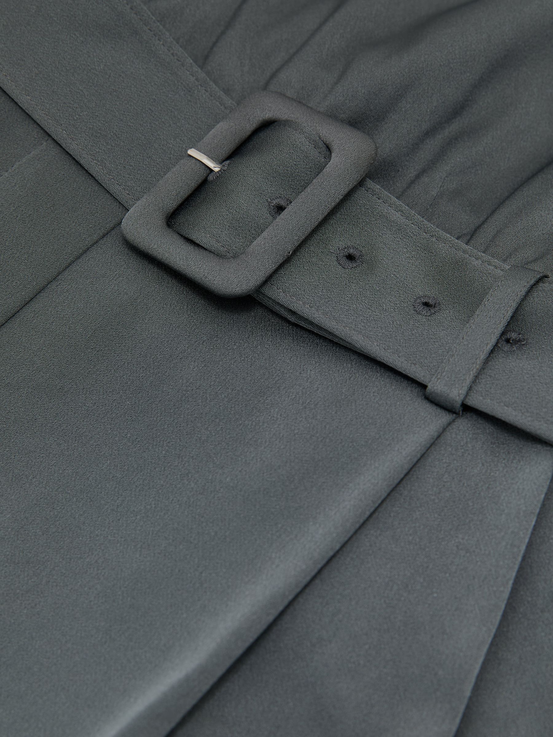Dunkelgrauer Satin-Jumpsuit mit Wasserfallausschnitt und weitem Bein - Bild 6 von 6