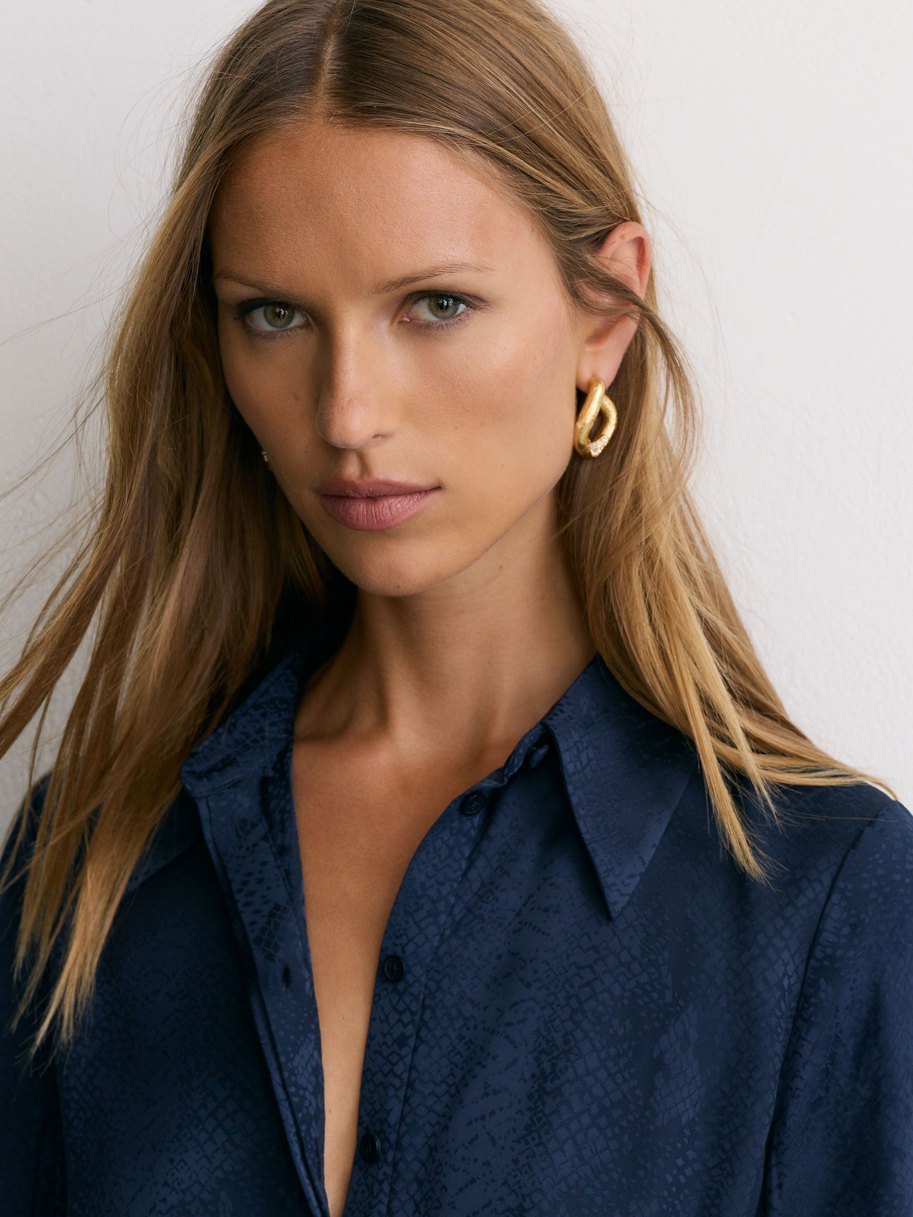 Jacquard-playsuit med blondekant og tørklædehals i marineblå - Billede 4 af 7