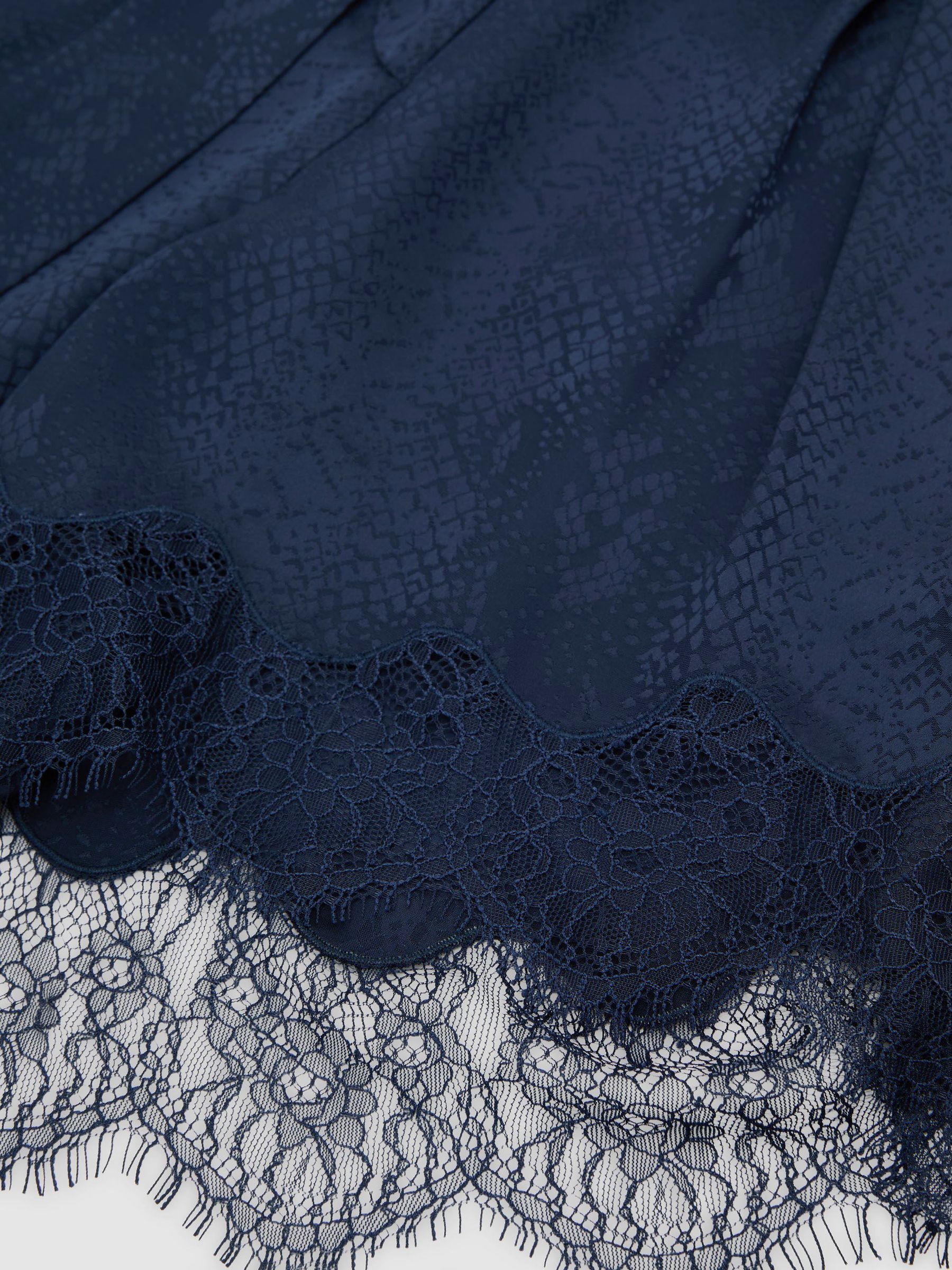 Jacquard-playsuit med blondekant og tørklædehals i marineblå - Billede 7 af 7