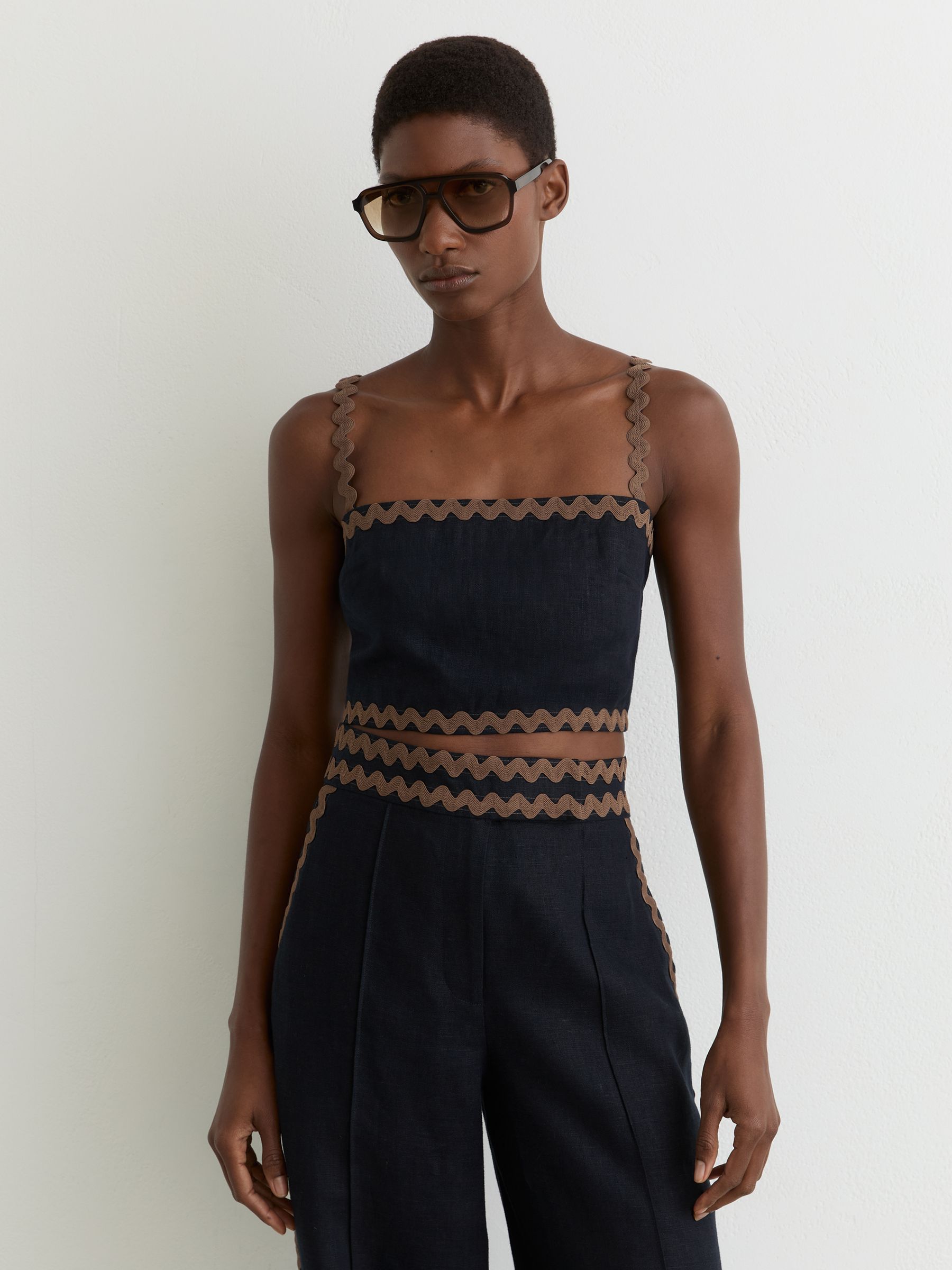 Débardeur Raccourci en Lin à bordure ondulée, bleu marine/Marron - Image 1 de 6 Débardeur Raccourci en Lin à bordure ondulée, bleu marine/Marron - Image 1 de 6