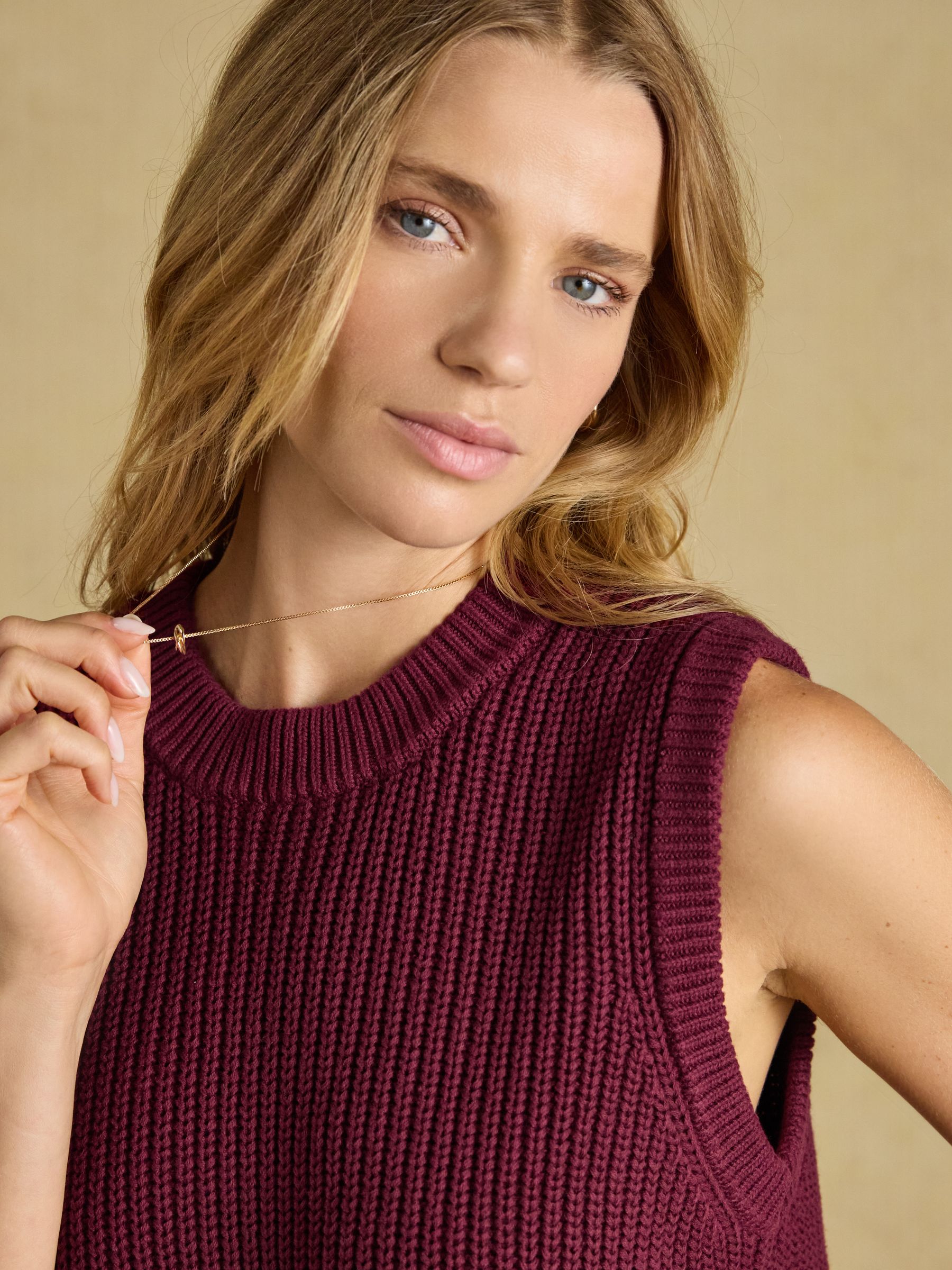 Burgundy Red Crew Neck Ribbed Knitted Vest - Image 3 of 7